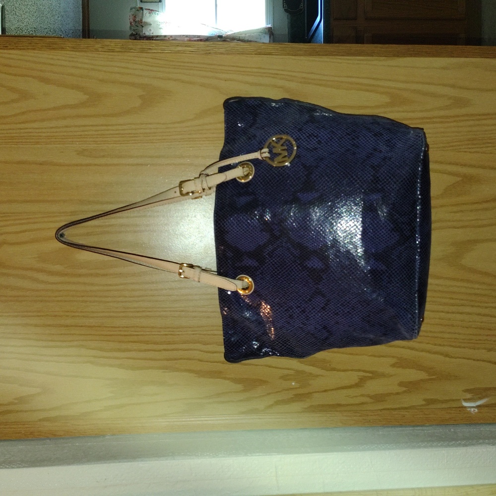 Michael Kors Reptile Print Tote In 💙 BLUE . NWOT. Includes Jewelry & Pillow